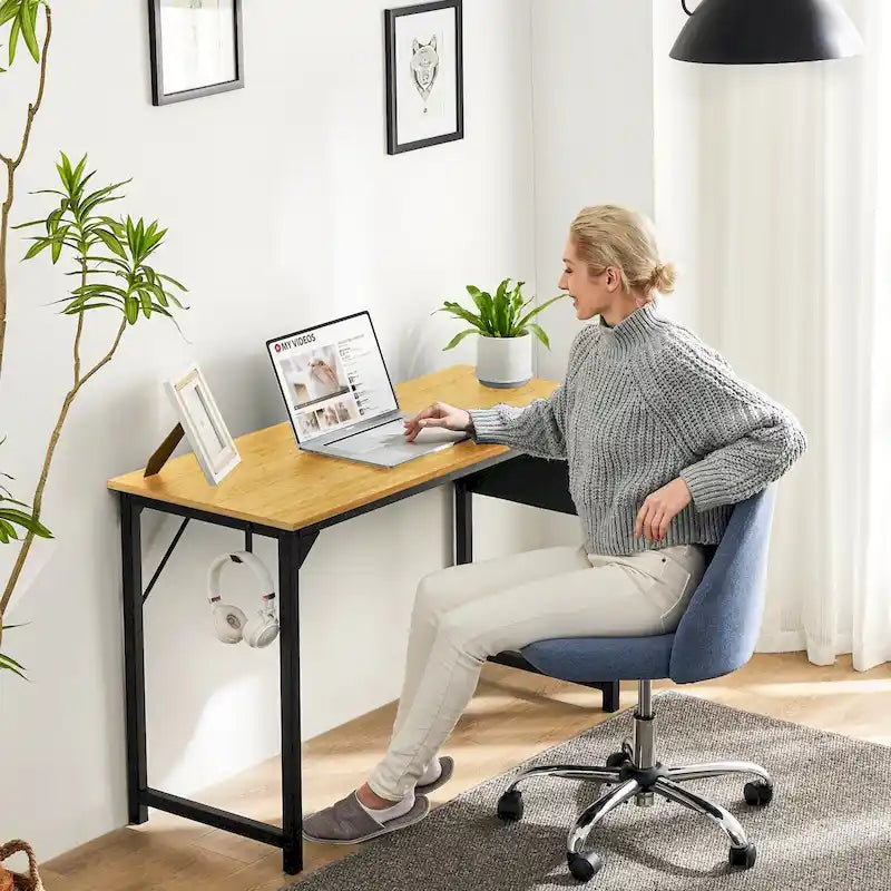 Moderner Computerschreibtisch mit Aufbewahrungstasche und Kopfhörerhaken