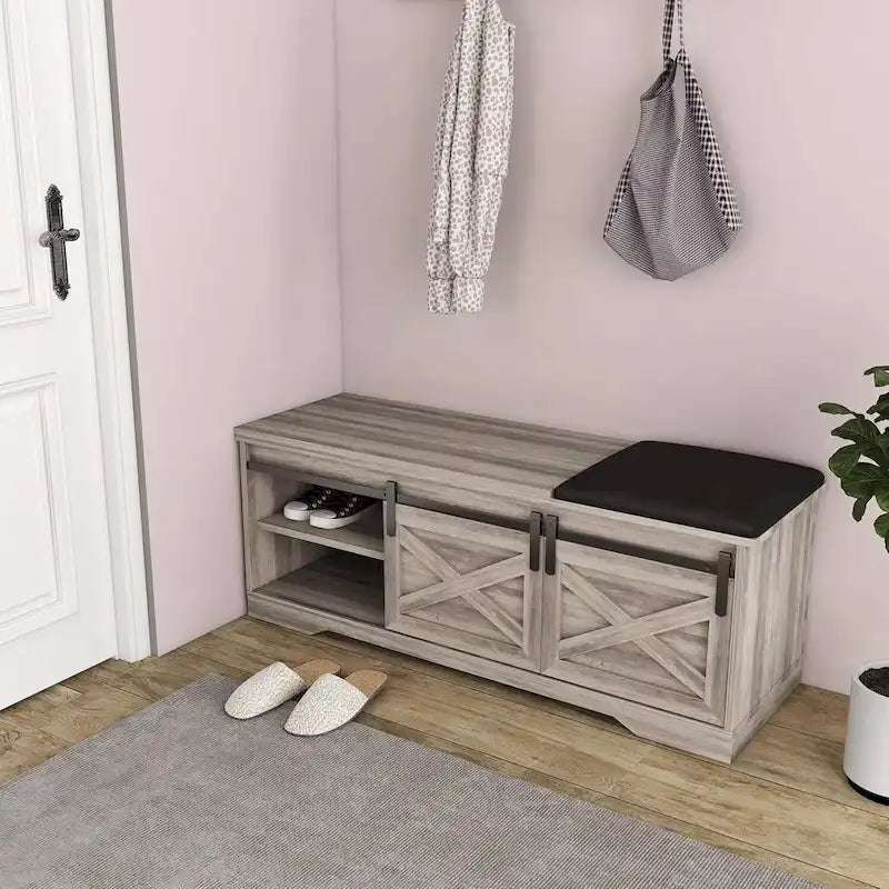 Schuhbank für den Eingangsbereich im Landhausstil mit verschiebbarer Scheunentür und Staufach