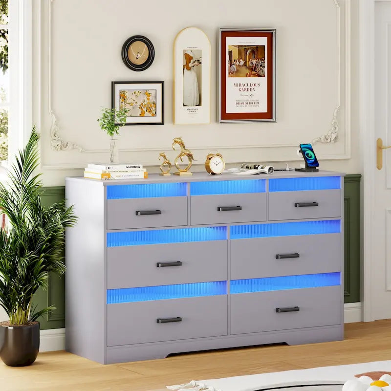 Kommode mit 7 Schubladen, LED-Beleuchtung und USB-Anschluss