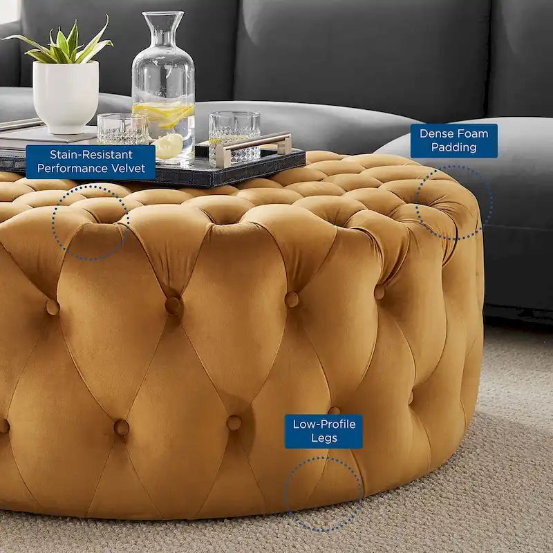 Großer runder Hocker aus Performance-Samt mit Knopfheftung